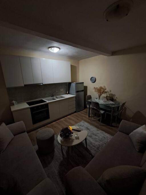 Quiet, Cozy, Luminous Apartment Tirana Exterior photo